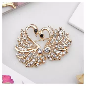 Брошь "Лебеди парочка", цвет белый в золоте