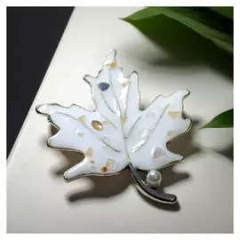 Брошь "Лист кленовый", цвет белый в чернёном серебре