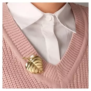 Брошь "Лист" с бусиной, цвет белый в золоте