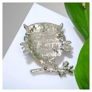 Брошь мультяшная "Сова" на ветке, цветная в серебре