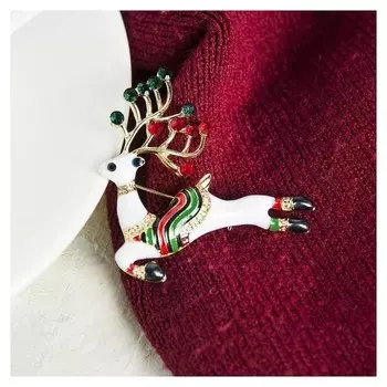 Брошь "Новогодняя сказка" олень в свитере, цветная в золоте
