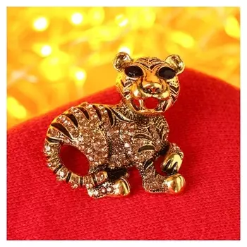 Брошь новогодняя "Тигр" стоящий, цвет белый в золоте