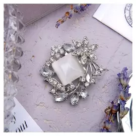 Брошь "Ромб" с листочками, цвет серый в серебре