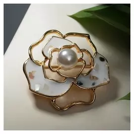 Брошь "Роза" с бусиной, цвет белый в золоте