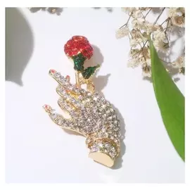 Брошь "Роза" в руке, цветная в золоте