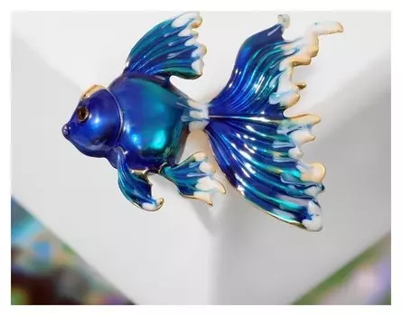 Брошь "Рыбка", цвет бело-синий в золоте