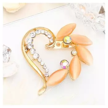 Брошь "Сердце" в лепестках, цвет бело-персиковый в золоте