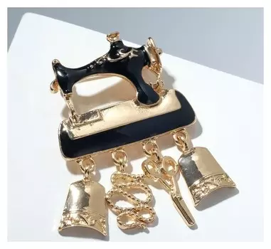 Брошь "Швейная машина" с подвесками, цвет чёрный в золоте