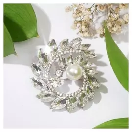 Брошь "Сияющая спираль", цвет белый в серебре