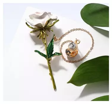 Брошь со значком на цепочке "Цветок" роза, цвет бело-зелёный в золоте