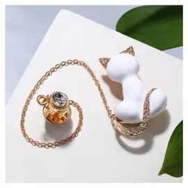 Брошь со значком на цепочке "Кошка", цвет белый в золоте