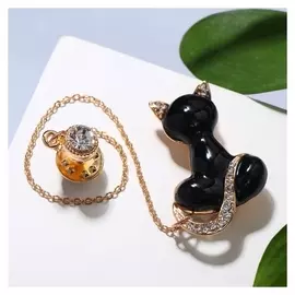 Брошь со значком на цепочке "Кошка", цвет чёрно-белый в золоте