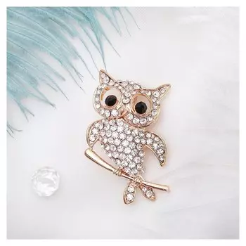 Брошь "Сова на веточке", цвет бело-зеленый в золоте