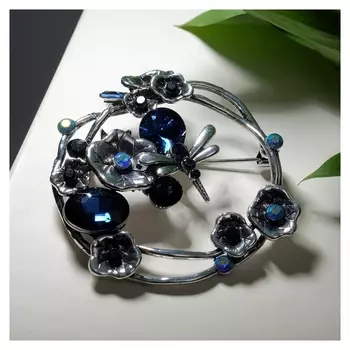 Брошь "Стрекоза" в венке цветов, цвет синий в чернёном серебре