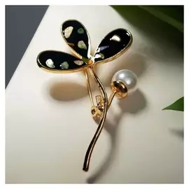 Брошь "Трилистник" с бусиной, цвет чёрно-белый в золоте
