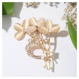 Брошь "Трилистники", цвет белый в золоте