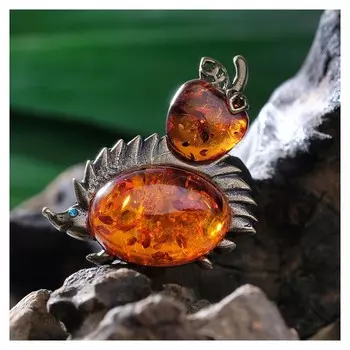 Брошь "Янтарь" ёжик с яблоком, в бронзе