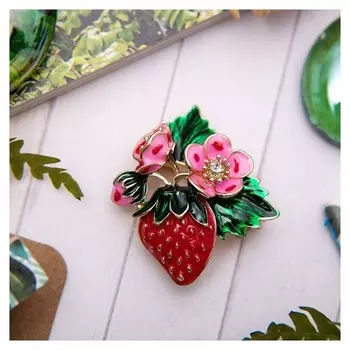 Брошь "Земляничка" с цветами, цветная в золоте