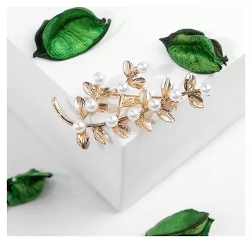 Брошь "Жемчужная гроздь" малая, цвет белый в золоте