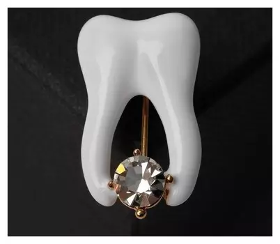 Брошь "Зуб" со стразой, цвет белый в золоте