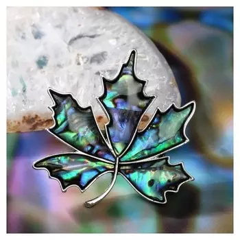 Броши "Галиотис" лист клёна, цвет зелёный