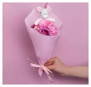 Букет с игрушкой «Радужная единорожка»