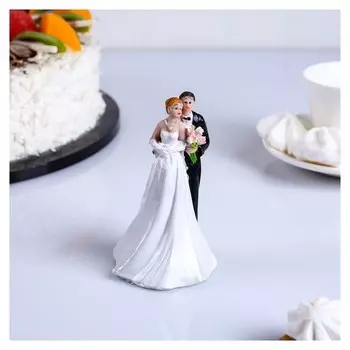 Фигурка на торт Супруги в объятиях 12 см