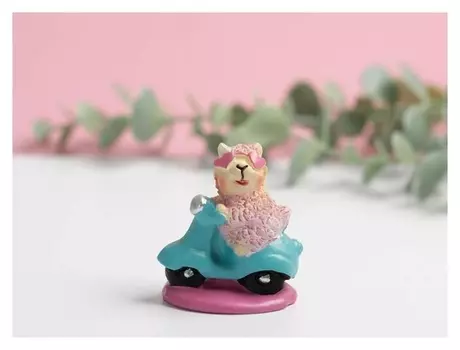 Фигурка полистоун "Лама на мопеде", 4 см