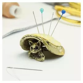 Игольница «Котёнок и шляпа», под лaтунь