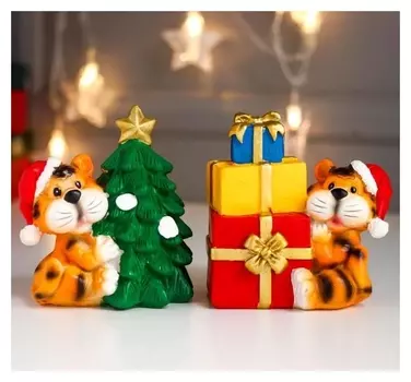 Копилка полистоун "Тигра в новогоднем колпаке у ёлки/горки подарков" 10,2х6,8х9,3 см