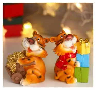 Копилка полистоун "Тигрёнок в шарфе с ёлкой/подарками" 10,5х6,8х9 см