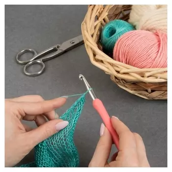 Крючок для вязания, с пластиковой ручкой, D = 6 мм, 14 см, цвет розовый