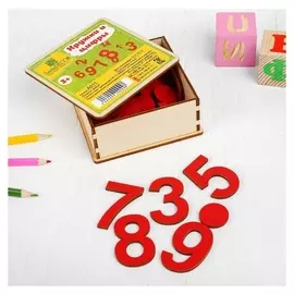 Кружки и цифры в деревянной коробке