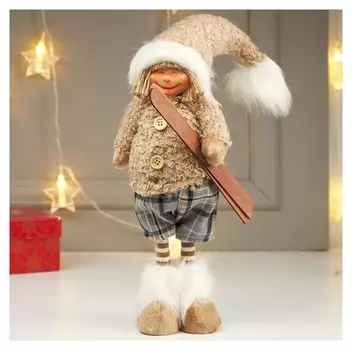Кукла интерьерная "Мальчик в бежевой меховой куртке, с лыжами в руке" 47х12х15