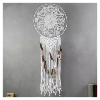 Ловец снов "Цветок на белом кружеве" белая тесьма и пёрышки 95х30 см