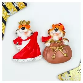 Магнит полистоун "Тигр в колпаке в мешке/в короне в мантии" 5,8х4,2х2 см