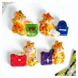 Магнит полистоун "Тигрёнок с сумочкой" 4х5,5 см