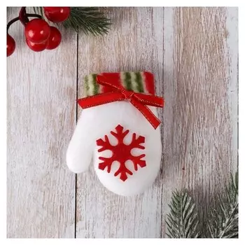 Магнит "Варежка со снежинкой" 8*6 см