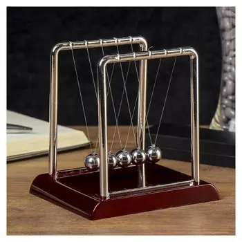 Маятник ньютона на квадратной подставке бордовый, средний