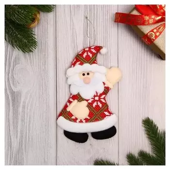 Мягкая подвеска "Дед мороз" машет 10х16 см, красный