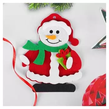 Набор для творчества - создай ёлочное украшение из фетра «Снеговик с подарком»