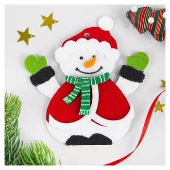 Набор для творчества - создай ёлочное украшение из фетра «Снеговик в шапочке»