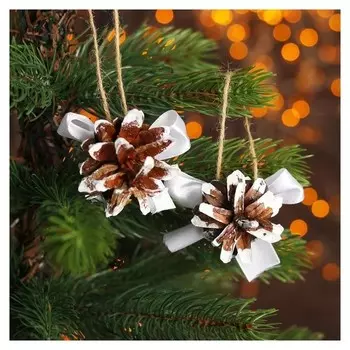 Новогодний декор «Шишки на подвесках»