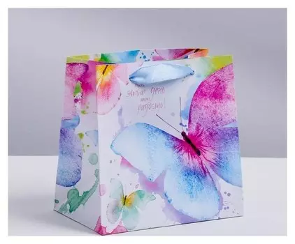 Пакет ламинированный квадратный «Нежность бабочки», 22 × 22 × 11 см