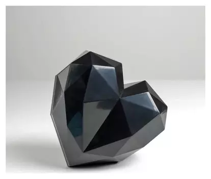 Подарочная коробка «Черное сердце» 18 × 18 × 12.5 см