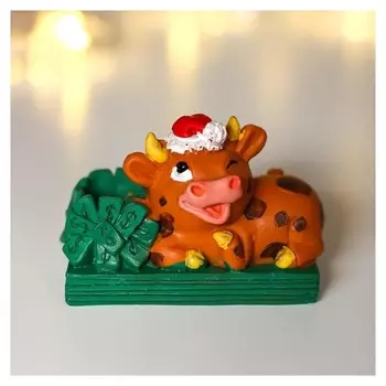 Подсвечник "Бычок в колпаке лежит на купюрах"