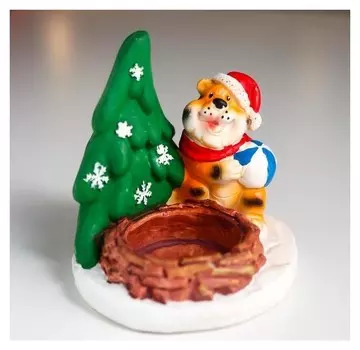 Подсвечник полистоун на 1 свечу "Тигр в новогоднем колпаке с мячом у ёлки" 9х9х8 см