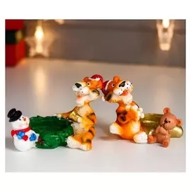 Подсвечник полистоун на 1 свечу "Тигрв колпаке с мишкой/снеговиком" 9,8х6,5х6 см