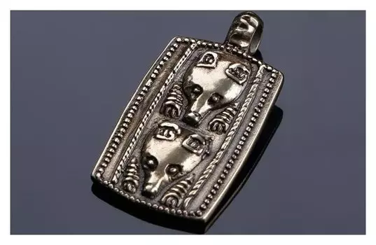 Подвеска оберег «Медведи» в жертвенной позе латунь