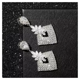 Серьги со стразами "Искорки" ромбики, цвет белый в серебре